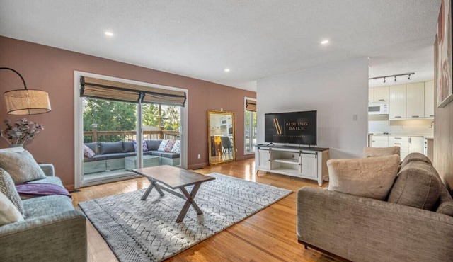 The Rosy Larch | Pet + Family Friendly | Central