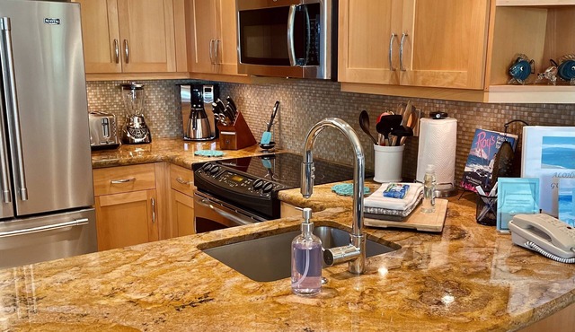 The Whaler! ~Beautifully remodeled ground floor courtyard studio~