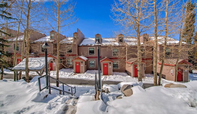 Townhome w/Private Sauna that's Close to Breck's Main Street & Bus Route!