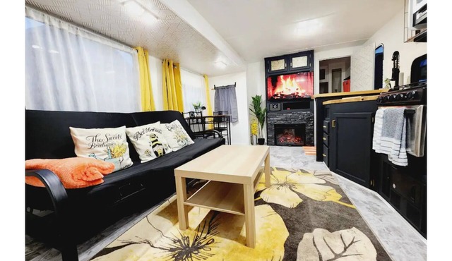 Ultra lux tiny home w/hot tub, queen bed, nature.