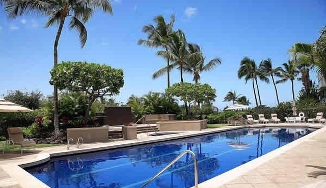 Updated 2 Bedroom Condo Walk to the Beach & Shops.