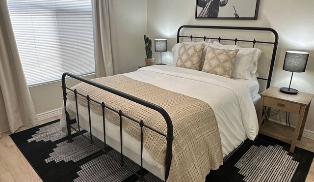 Upper unit with VIEW! Luxury 1BR condo + Queen sleeper, Pool, Spa, + Fitness!