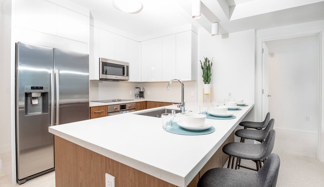 Upscale 2 bedroom with parking in Ala Moana