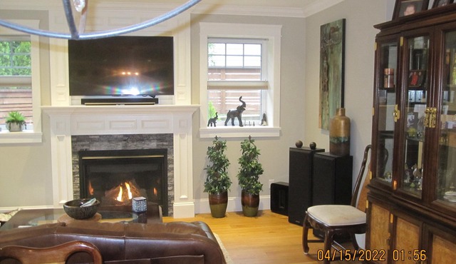 Upscale Home, Backyard Haven - pet friendly - 10 Minutes to Downtown.