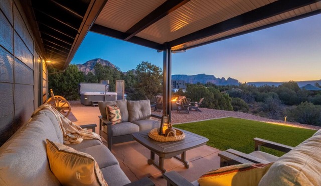 VIEWS, hot tub, dog friendly, near trailheads!