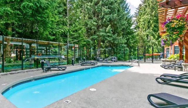 Village Modernist Studio - Hottub & Pool