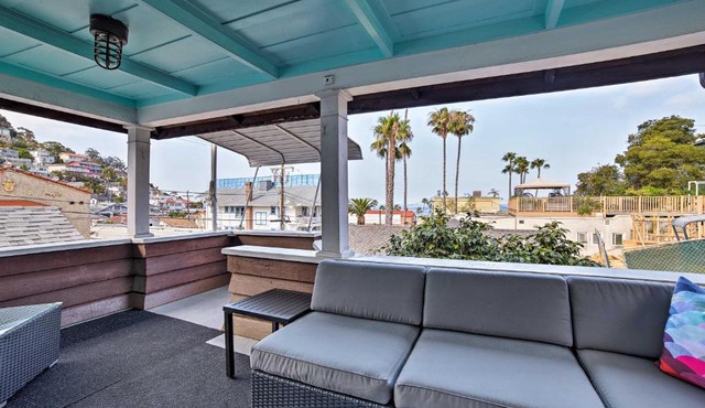 Walk to Beach Catalina Gem with Deck!