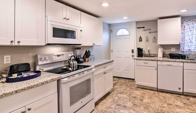 Walkable Galveston Apartment w/Hot Tub Access