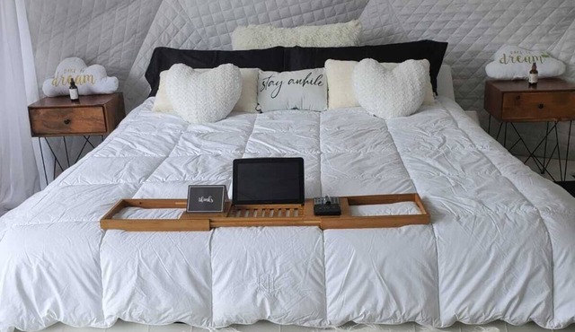 Waterfront Cottage/Hotub/Outdoor Shower/private sand beach/2pet/2-14+guests