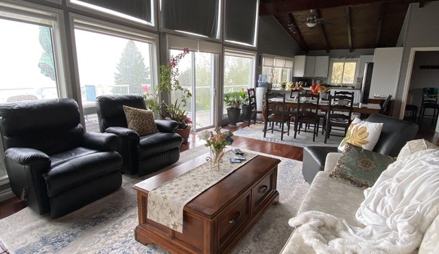 Waterfront cottage LakeHuron Hotub/pets/outshower private beach 2-18 people