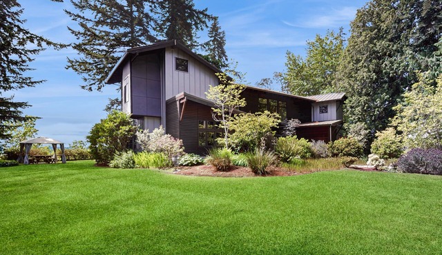 Waterfront luxury home with quick access to Seattle by Ferry