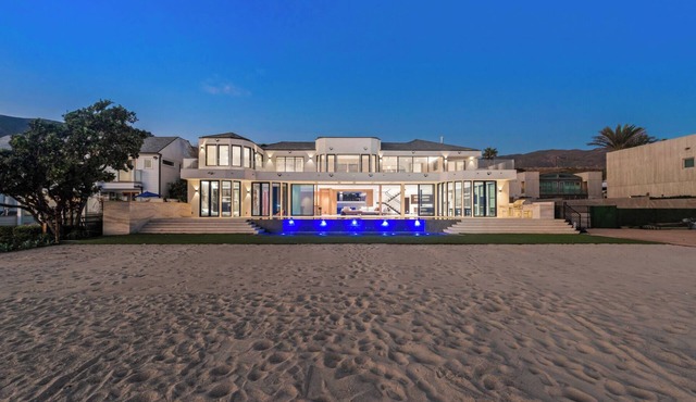 Welcome to your Malibu seaside paradise!