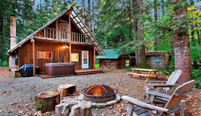 WHITE PASS IS OPEN! Cozy, clean, updated cabin - hot tub, fireplace, and games.