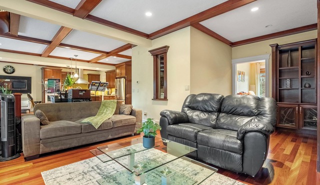 WHOLE HOUSE/TOP-NOTCH AREA/8 BEDROOM/ON FISH-CREEK PARK/SLEEPS 25 PERSONS