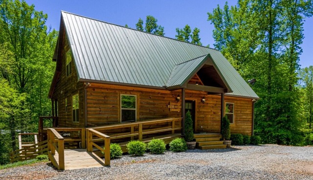 Wine Country Retreat-Covered Deck/HotTub/Fire Pit/Playground/Games Galore!